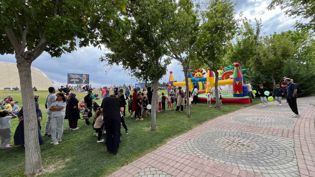 Selçuklu’da karne sevinci şenliğe dönüştü! Yüzlerce çocuk akın etti 2